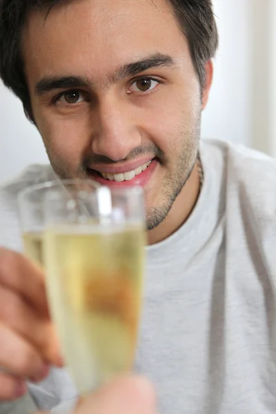 Coppia brindisi con champagne — Foto Stock