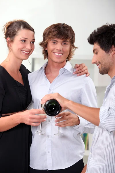 Három barátok, iszik pezsgőt, a szilveszteri — Stock Fotó
