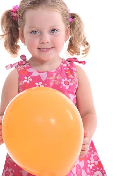 Μικρό κορίτσι που κρατάει ένα μπαλόνι — Φωτογραφία Αρχείου