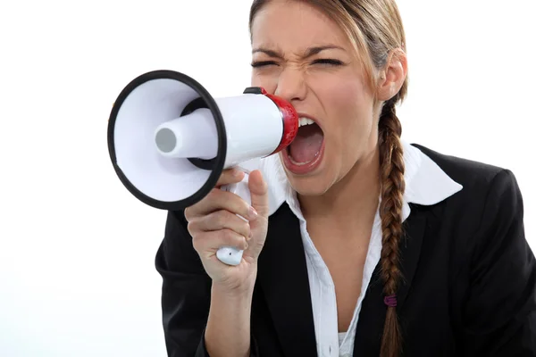 Mulher gritando através de um alto-falante — Fotografia de Stock