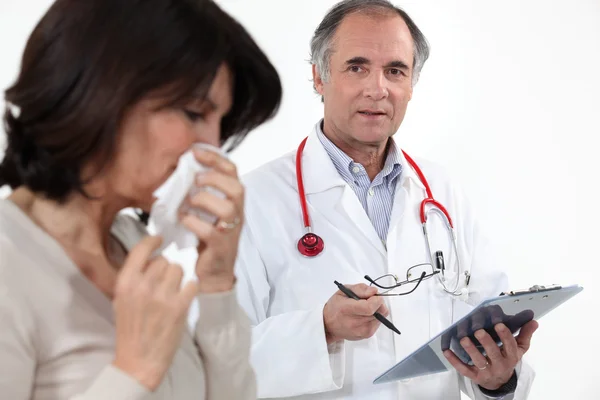 Ärztin und Patientin mit Grippe — Stockfoto