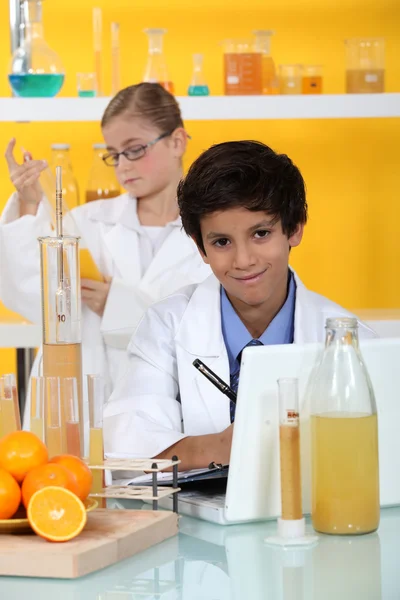 Niños en el laboratorio —  Fotos de Stock