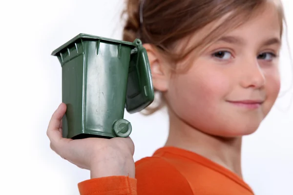 Menina segurando mini bin verde — Fotografia de Stock