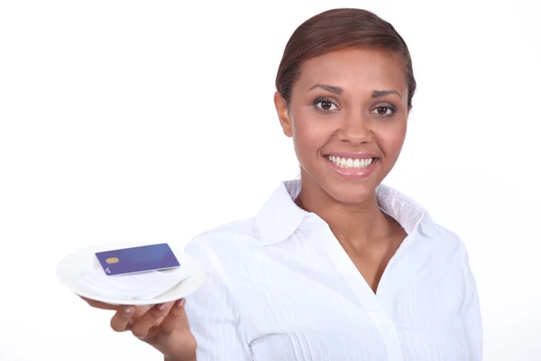 Smiling waitress with the bill and a credit card — Stock Photo, Image