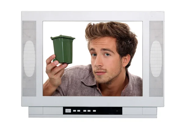 Άνθρωπος που κρατά μίνι κάδο ανακύκλωσης μέσα τηλεόραση — Φωτογραφία Αρχείου