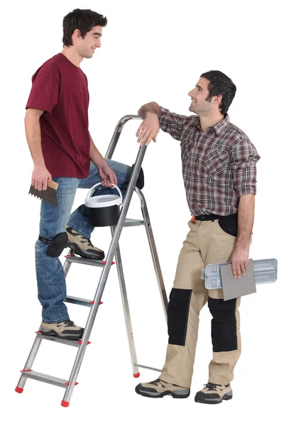 Ajustadores de azulejos teniendo una conversación — Foto de Stock