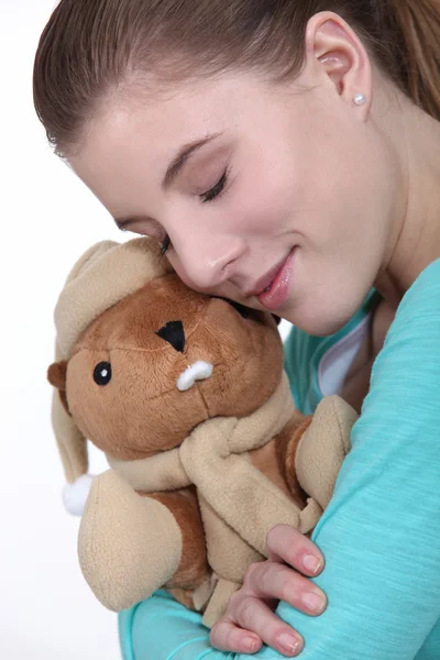 Mulher abraçando brinquedo fofinho — Fotografia de Stock
