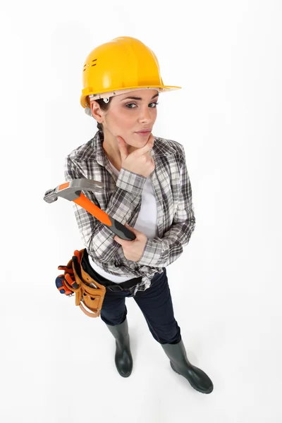 Pracownik budowlany kobiece młotkiem — Zdjęcie stockowe