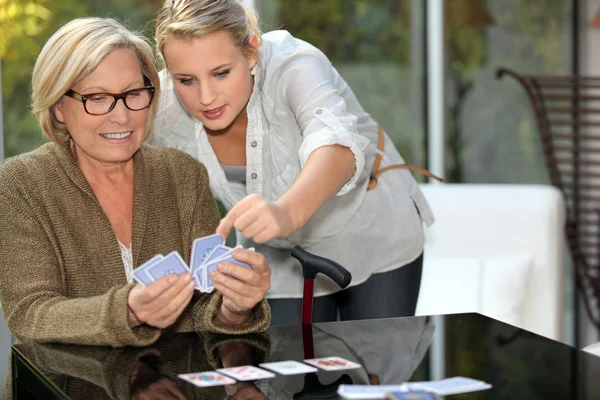 Mormor spelkort med barnbarn — Stockfoto