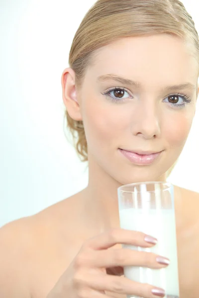 Mulher com um copo de leite — Fotografia de Stock