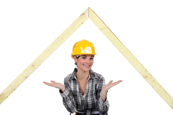 Carpintero femenino que presenta marco de madera — Foto de Stock