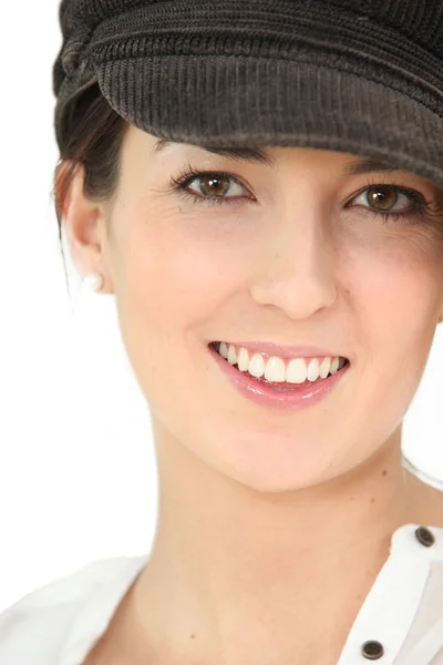 Giovane bruna indossa cappello — Foto Stock