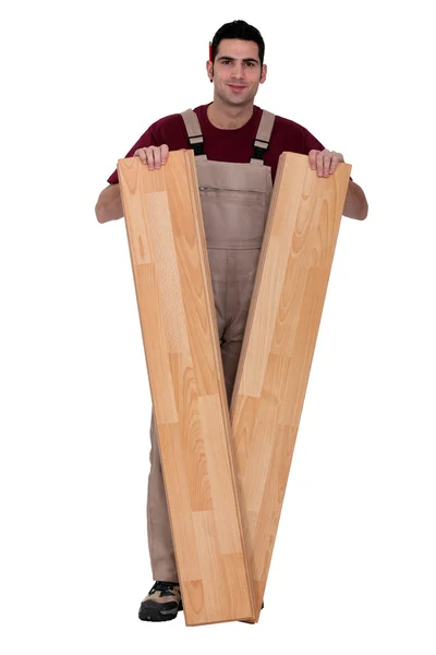 Homme debout avec plancher en bois — Photo