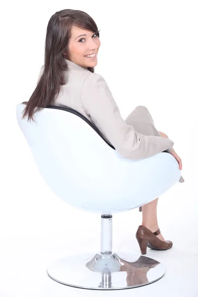 Jovem empresária feliz em uma cadeira giratória — Fotografia de Stock
