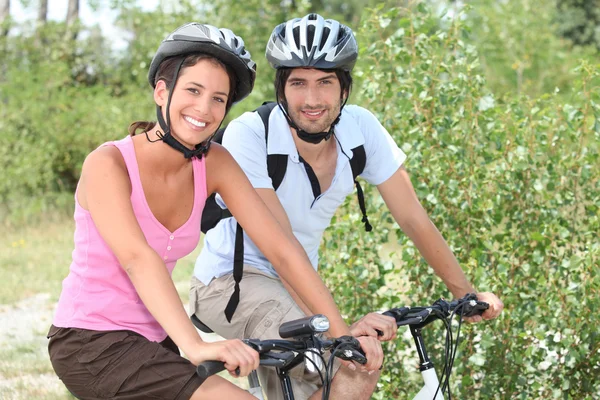 Casal desfrutando de passeio de bicicleta — Fotografia de Stock
