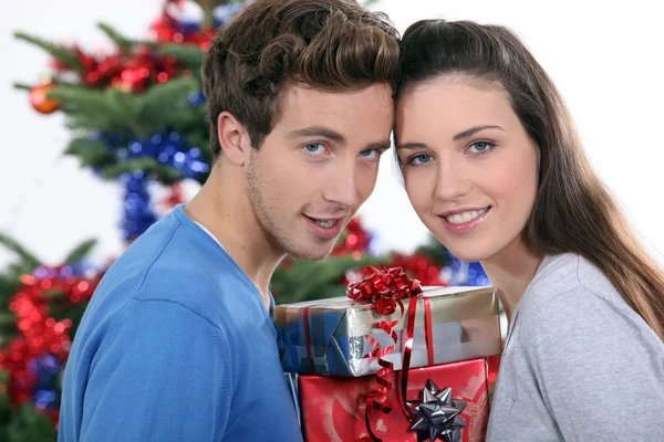 Paar mit Weihnachtsgeschenken — Stockfoto