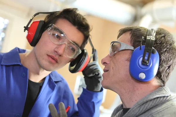 Hommes portant des protecteurs d'oreilles — Photo