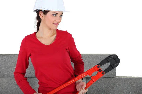Kvinnliga byggarbetare med boltcutters — Stockfoto