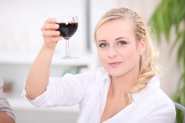 Mulher brindar com vinho tinto — Fotografia de Stock