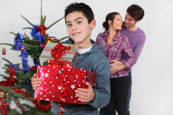 Ung familj vid jul — Stockfoto