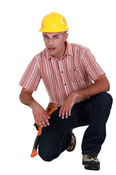 Trabalhador da construção ajoelhado — Fotografia de Stock