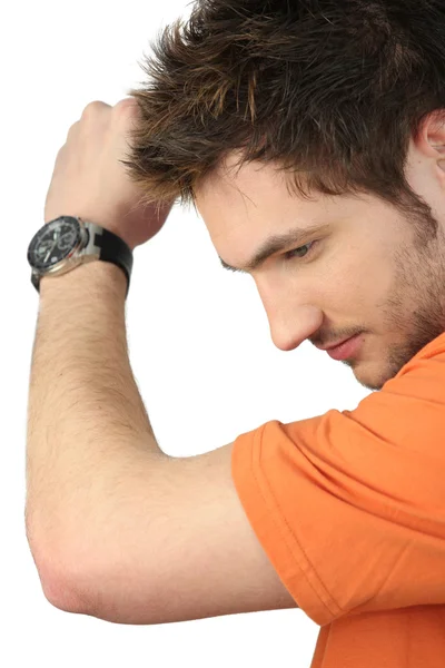 Neformální mladý muž nosí náramkové hodinky — Stock fotografie