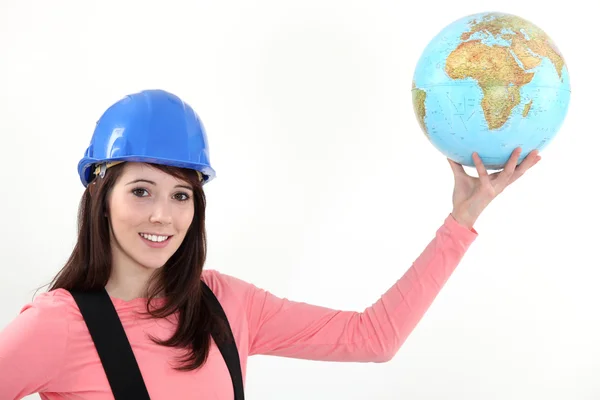 Una trabajadora de la construcción sosteniendo un globo . —  Fotos de Stock