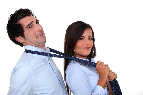 Frau greift Mann an Krawatte — Stockfoto