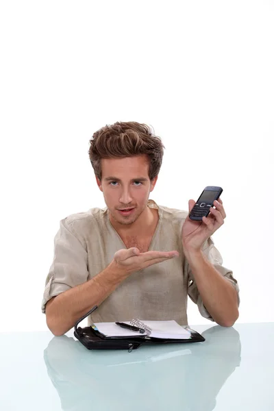 携帯電話を示す個人的なオルガナイザーを持つ男 — ストック写真