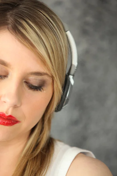 stock image Woman listening to music with her headphones