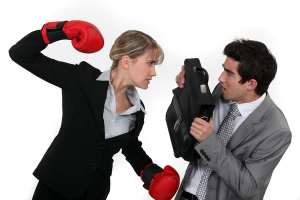Mujer de negocios y hombre de negocios luchando — Foto de Stock