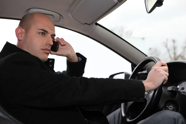 Muž na telefonu ve svém autě — Stock fotografie