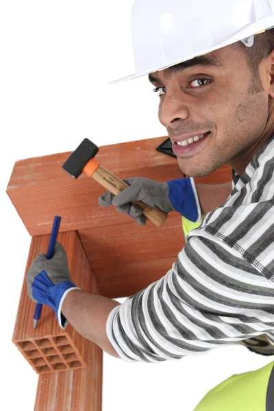 Man using chisel and hammer — Stock Photo, Image