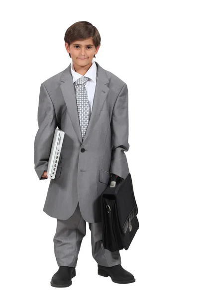 Мальчик, одетый как бизнесмен — стоковое фото