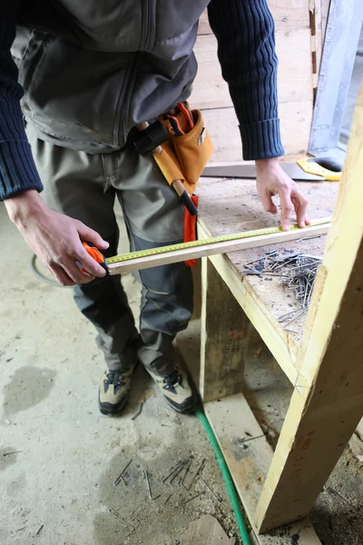 Timmerman meten plank van hout — Stockfoto
