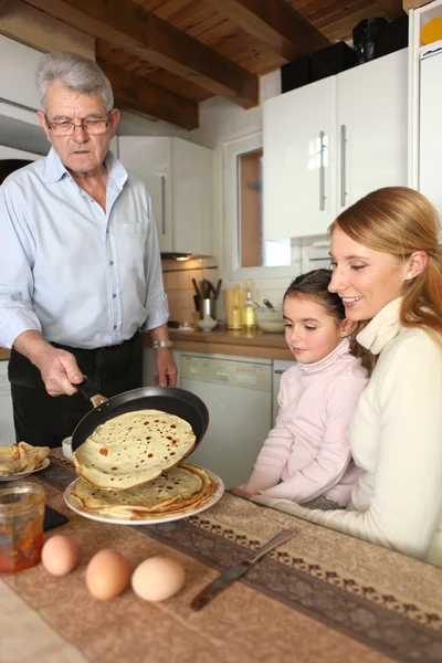 Family about to eat pancakes — Stock Photo, Image