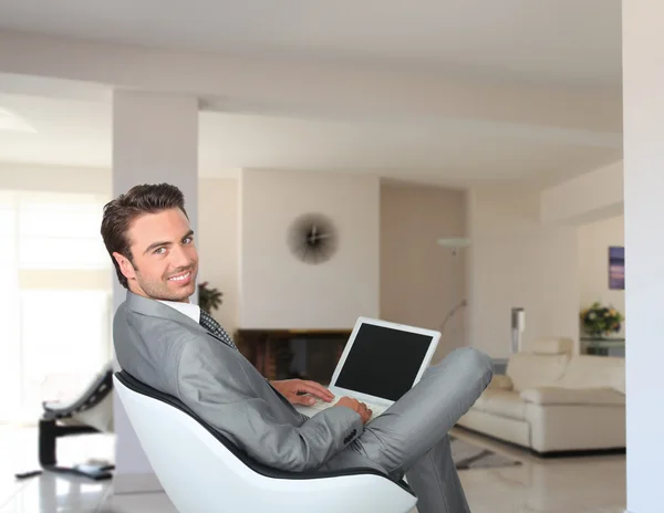 ノート パソコンを自宅で座っていたビジネスマン — ストック写真