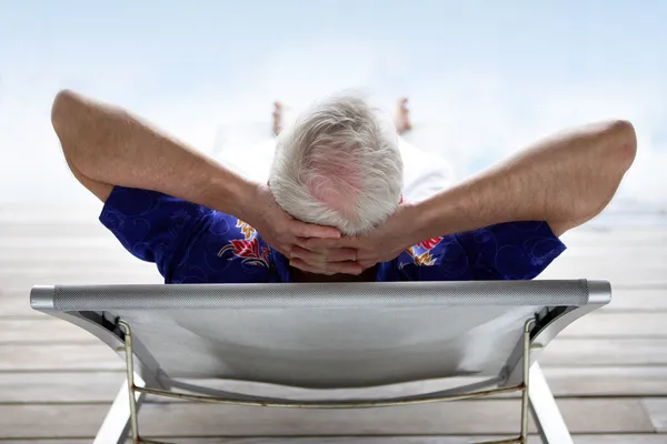 Senior ontspannen in een strandstoel — Stockfoto