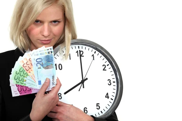 Eine Geschäftsfrau veranschaulichte das Konzept Zeit ist Geld. — Stockfoto