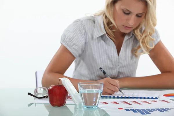 A woman working on charts. — Stock Photo, Image