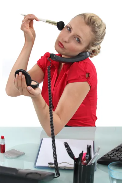 Mulher colocando sua maquiagem no escritório — Fotografia de Stock
