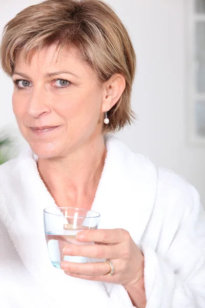 Kvinna med glas vatten — Stockfoto