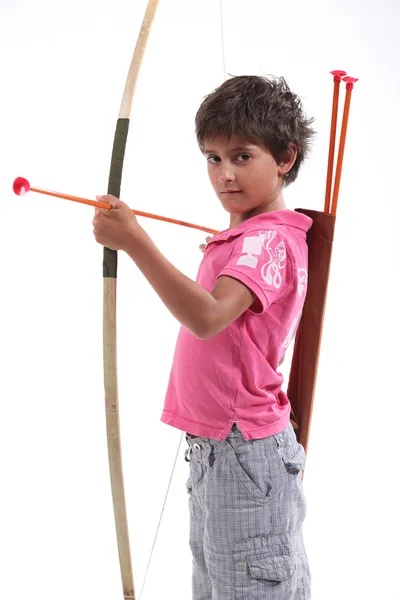 Un niño pequeño con un arco y flecha . — Foto de Stock