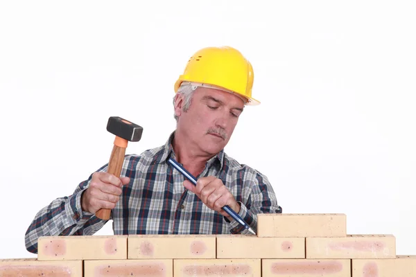 Pracovník pomocí kladivo a dláto na zeď — Stock fotografie