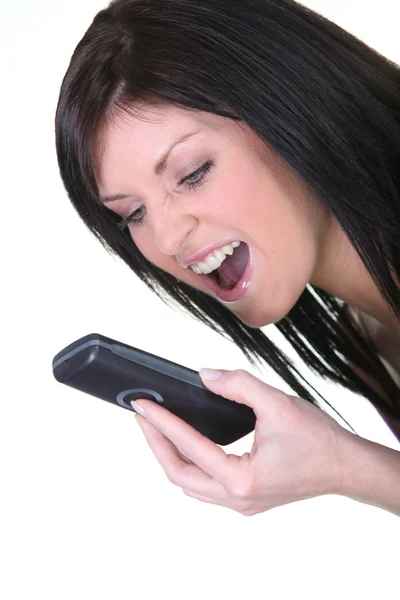 Розлючена жінка кричить на мобільний телефон — стокове фото