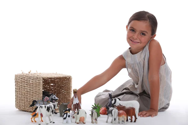 Oyuncak hayvanlarla oynayan küçük kız — Stok fotoğraf