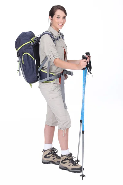 ギヤのハイキングを持つ若い女性. — ストック写真