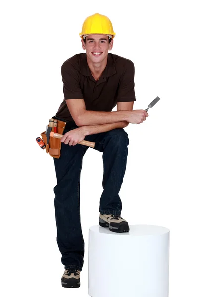 Carpintero sosteniendo martillo y cincel —  Fotos de Stock