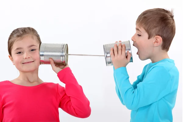 Crianças que se comunicam com latas — Fotografia de Stock