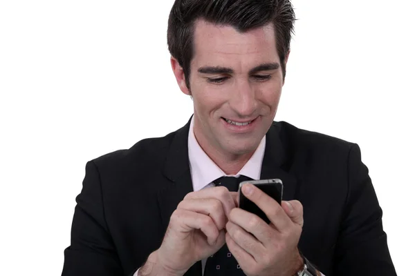 Empresário se divertindo com seu telefone inteligente — Fotografia de Stock